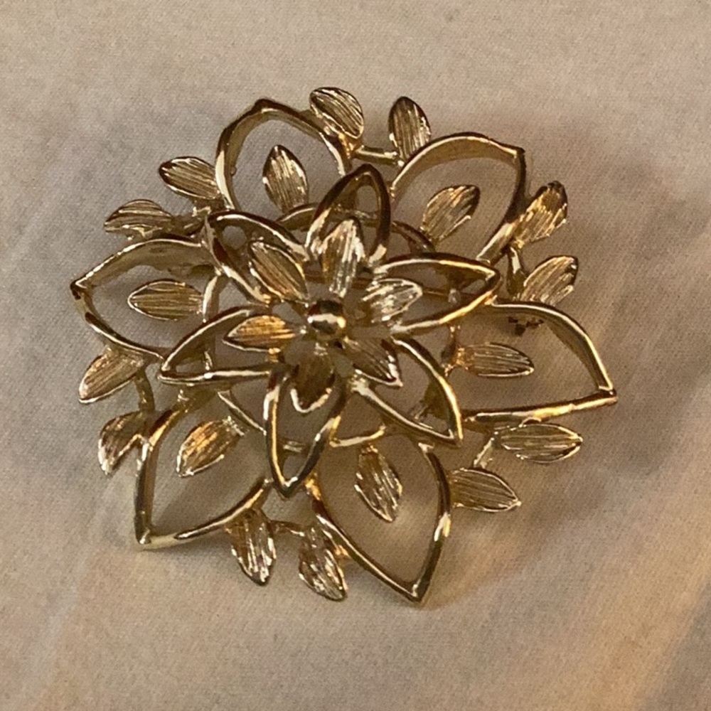 Vintage Gold Tone Flower Brooch.